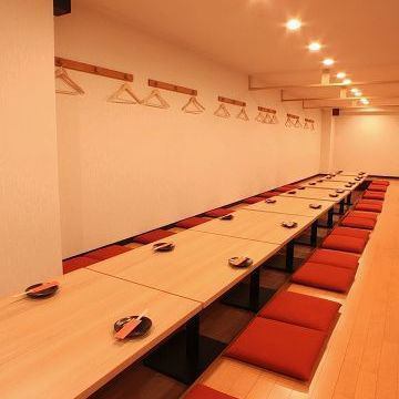 Enjoy a banquet with friends in a spacious horigotatsu tatami room.It can accommodate up to 40 people! The table is so wide that you won't have to worry about the surroundings!
