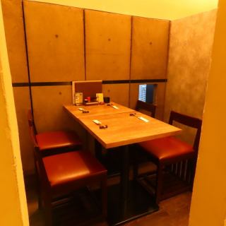 デートや接待、顔合わせなど、様々なシーンでまわりを気にせずご利用いただける個室席をご用意しております。2室限定で人気のお席のためご予約はお早めに。