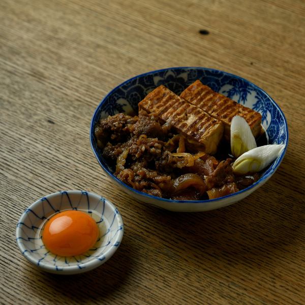名物"牛すき煮"牛肉の旨味が野菜に染みこんだ逸品。濃厚な卵黄で味を引き立てるイチオシの一皿。