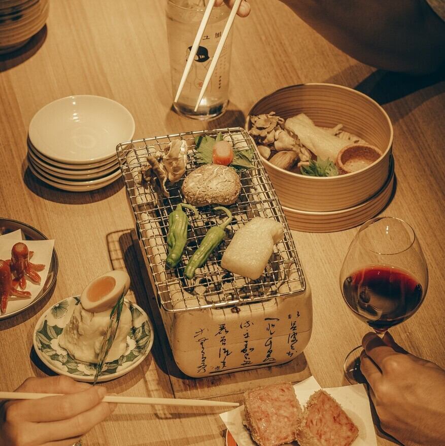 今日も、ほっと一息。路地裏にひっそり佇む、「今」の酒場。テーブルあり。