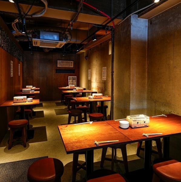 テーブルあり。奥にあるテーブルは最大23名様まで対応OK。会社の食事会やちょっとした飲み会にも気軽にご利用いただけます。