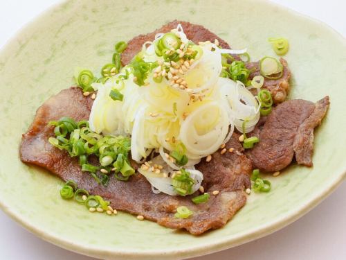 Charcoal-grilled beef tongue with green onion, salt and ponzu sauce