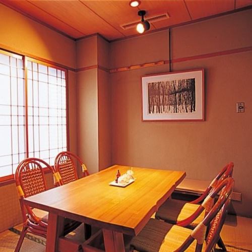 This is a private room that can be used by 4 people.Although it is a tatami mat seat, there are wicker chairs, so you can relax and enjoy your meal.In an atmosphere different from the tatami room ...Some rooms of the same type can accommodate up to 8 people.It can accommodate up to 12 people if it is used for 2 kens.