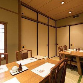 It is a private room with table seats that can be used by 8 people or more.You can spend a relaxing time.
