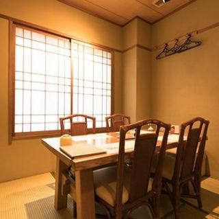 这是一个可供4人或更多人使用的私人餐桌室。由于它是一个完全私人的房间，您可以在轻松的空间中放松。