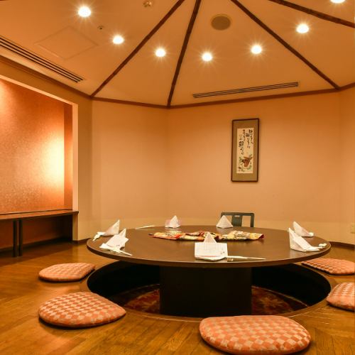 [Sakura (Japanese-style room)] "Sakura" is an octagonal room with a wooden floor that gives a modern impression.This space is popular as a Japanese-style room that can be used casually, as it has a hori-kotatsu style seating area where you can put your feet down.It is perfect for small gatherings, birthday parties, and groups with babies and children.