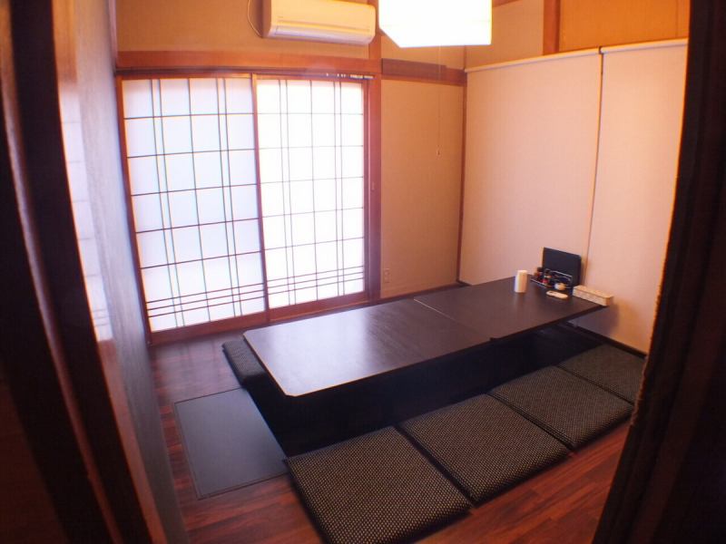 家族でのお食事会などにおススメの個室。ご予約はお早めに！