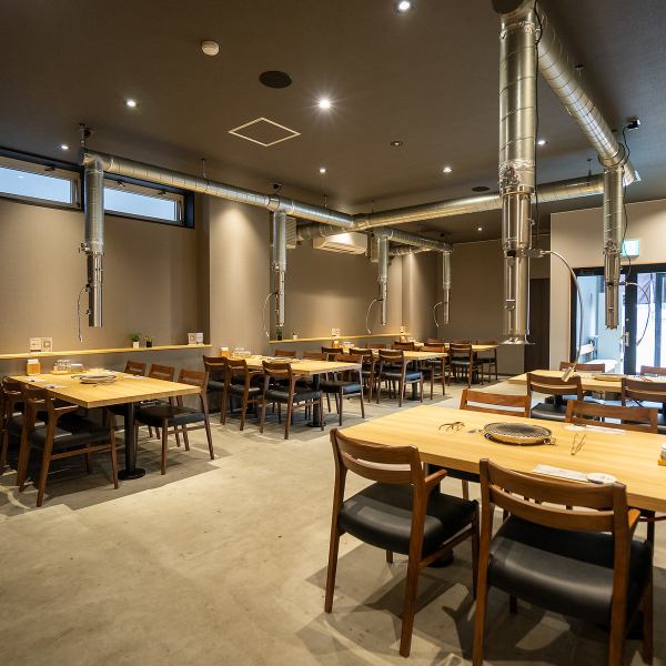 店内は木の温もりを感じる、ゆったりと落ち着いた雰囲気。広々としたレイアウトなので、お子様連れのご家族も安心してお食事が楽しめます。清潔感あふれる空間は、大切な方の誕生日や記念日、特別なデートにもぴったり。美瑛の静かな空気感の中で、日常を忘れて最高級の焼肉と火鍋を心ゆくまで堪能できる場所です。