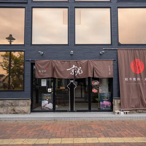 美瑛駅近くで大人数での集まりなら当店へ！10名様以上の団体様から最大70名様の貸切まで、大規模な宴会や二次会もスムーズに行えるキャパシティが魅力です。一体感のある広々フロアは、歓送迎会を盛り上げるのに最高の環境。お電話にてご要望をお伺いし、思い出に残る特別な宴をスタッフ一同全力でサポートいたします！