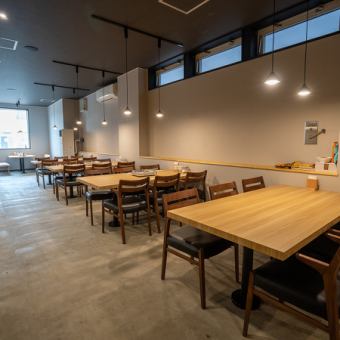香ばしいお肉の薫りに包まれる、焼肉専用のメインテーブル。ご家族やご友人、同僚との飲み会に最適です！歓送迎会や二次会でも、広々とした6名掛けならゆったりと寛げます。じゅわ～っと焼けるお肉を囲めば、誕生日や記念日のお祝いもより一層賑やかに♪活気あふれる空間で、美瑛の夜を最高に盛り上げてください！