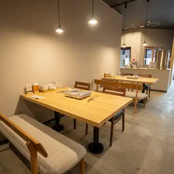 コンロ完備でじっくりお肉と向き合える、少人数向けの快適なお席です。清潔感のある空間は、大切な人とのデートや女子会にぴったり！ジューシーな和牛に舌鼓を打ちながら、豊富なお酒と共にプライベートな会話も弾みます。記念日のディナーにも喜ばれること間違いなし。落ち着いた雰囲気の中で、贅沢なひとときをどうぞ。
