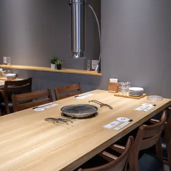 ※焼肉希望の際は要電話。しっとりと火鍋やランチ定食を楽しめる落ち着いたエリアです。お子様連れのご家族や、誕生日、記念日のゆったりとしたお食事に。スタッフの目が届きやすい距離感で、温かなサービスを提供いたします。自分へのご褒美ランチや大切な友人との再会など、心穏やかに美瑛の味覚を堪能したい時に。