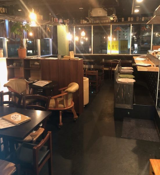 There are 60 seats in the spacious store.A maximum of 70 people can be reserved.Please feel free to contact us♪The dim lighting is a healing space that will warm your heart♪On Fridays, Saturdays, and the day before a holiday, the room can be reserved for up to 45 people. !In addition, the seats can be moved freely, so it can be used for various events.