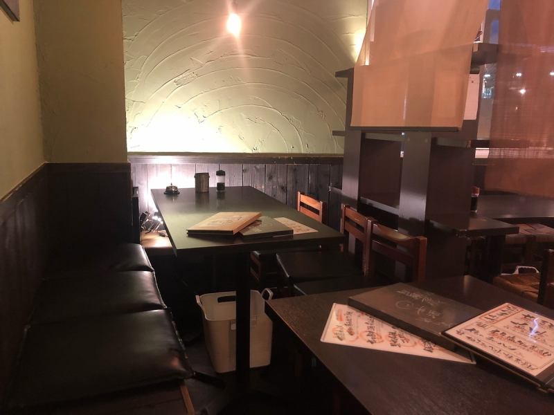 We also have semi-private rooms! We can accommodate 2 to 10 people, so please use it according to your purpose, such as entertaining, secret meetings, and dates.It's popular and only 2 seats are available, so book early!