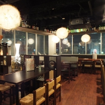 オシャレな店内で美味しい日本酒をお楽しみください。