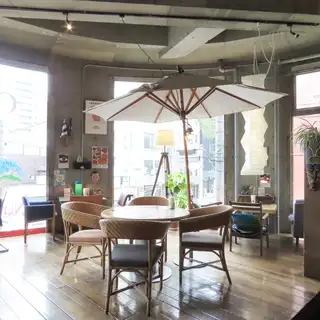 4名様までご利用いただけるテーブル席。ご友人とのお食事やおもてなしなどにも◎開放感のある店内のため、快適にお過ごしいただけます♪