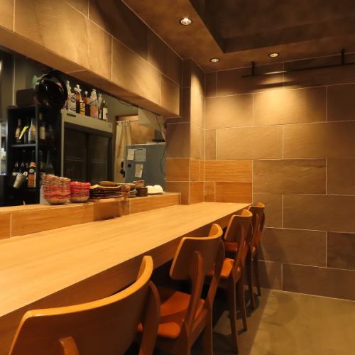 <p>【一人飲みも心地よいカウンター空間】木目調の温かみあるカウンター席は、一人飲みにも最適。落ち着いた照明と静かなBGMに包まれ、会話も料理もゆったり楽しめます。常連さんとの距離感も絶妙で、ふらっと立ち寄って癒される「行きつけ」にしたくなる心地よさ。仕事帰りや思索のひとときにもおすすめの居心地の良さです。</p>