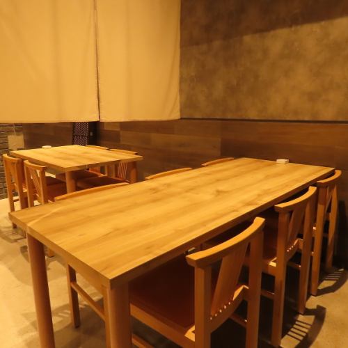 <p>【最大20名までOK！貸切も叶う大人の隠れ家】店内は温かみのある照明と静かなBGMで満ちた隠れ家空間。宴会やプライベートな集まりには、最大20名まで対応の貸切利用も可能です。周囲を気にせず会話を楽しめるため、送別会や歓送迎会、誕生日ディナーなどにもぴったり。駅チカながら非日常感も味わえる贅沢な空間です。</p>