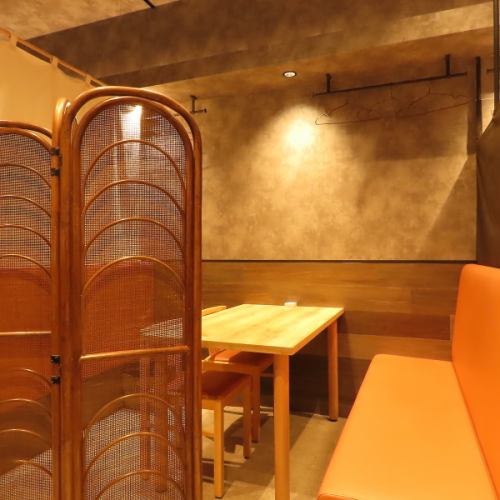 【事前に予約する会にも♪】2～4名で利用できるテーブル席は、ゆったりと落ち着いた雰囲気。記念日や友人との食事、大人のデートなどにぴったりの空間です。