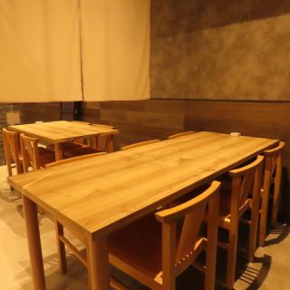 【小グループで寛ぐ上質なひととき】「キジトラ240Z」には、ゆったり過ごせる6名用テーブル席も完備。友人同士の集まりや仕事仲間との飲み会にちょうど良い広さで、料理のシェアもしやすく会話も弾みます。程よく区切られた空間なので、周囲を気にせず楽しめるのも魅力。大人のグループ会食に最適な一席です。