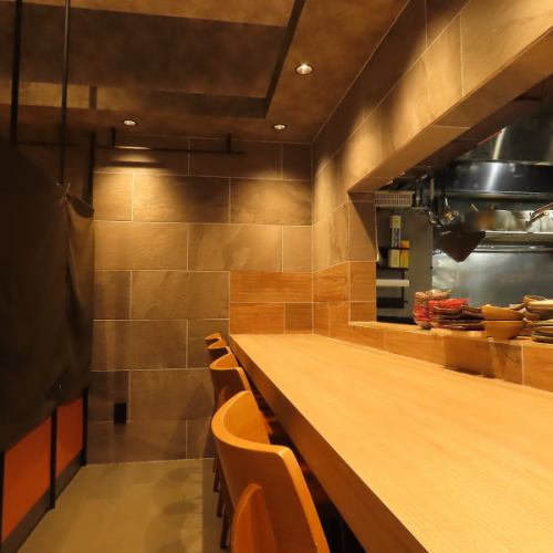 【大人のひとり時間に最適な居心地】店内奥のカウンター席は、木の温もりとやわらかい照明に包まれた静かな空間。一人飲みはもちろん、しっぽり料理を楽しむひとときにぴったりです。日常を忘れさせる落ち着いた空気感が、大人の時間を優しく包み込みます。