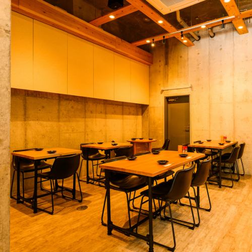 <p>OPENしたばかりで清潔感のある店内は、肩肘張らずに落ち着いてお食事を楽しめる雰囲気となっております。仕事終わりの一杯や、デートなどの普段使いにもオススメです。</p>