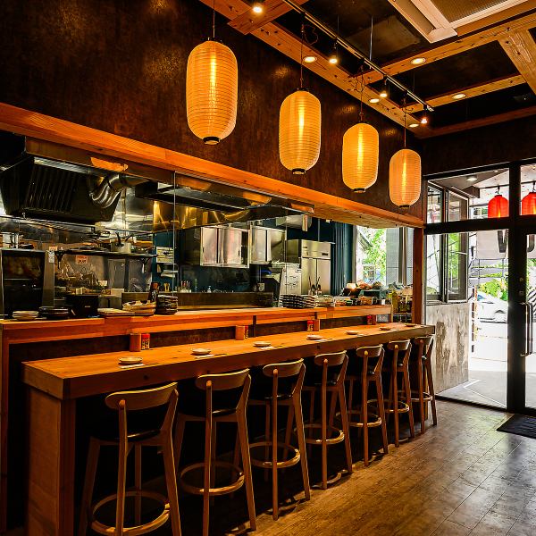 おしゃれなカウンター席も完備していますので、おひとりさまでも、少人数でも、ふらっとお気軽にお立ち寄りいただけます♪こだわりの料理と厳選したお酒をじっくりとお味わいください。