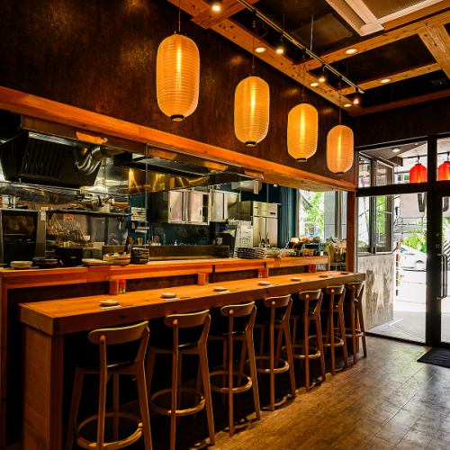 <p>おしゃれなカウンター席も完備していますので、おひとりさまでも、少人数でも、ふらっとお気軽にお立ち寄りいただけます♪こだわりの料理と厳選したお酒をじっくりとお味わいください。</p>
