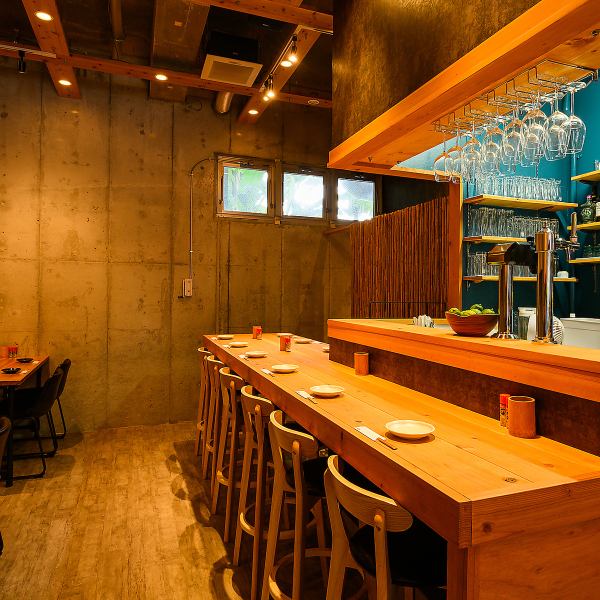 軒先から下がる、暖かな赤ちょうちんを目印にくぐった暖簾の先には、ゆったりとくつろげる店内の空間が広がります。カップルシートや広々としたテーブル席など、様々なシーンでご利用いただけるのが当店の魅力です。