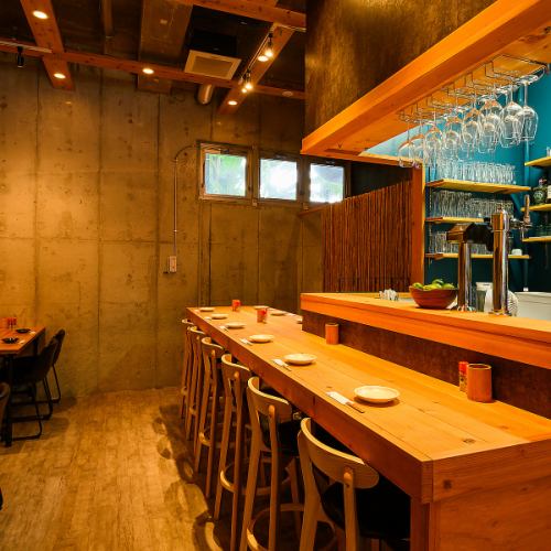 <p>軒先から下がる、暖かな赤ちょうちんを目印にくぐった暖簾の先には、ゆったりとくつろげる店内の空間が広がります。カップルシートや広々としたテーブル席など、様々なシーンでご利用いただけるのが当店の魅力です。</p>