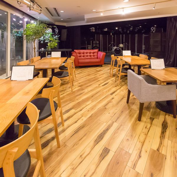 広々とした空間に、開放感のあるテーブル席を配置しております◎大人数でのご利用にも対応可能で、各種パーティーにも最適なレイアウトです。店内には専用ステージや音響設備も備えており、貸切宴会や結婚式の二次会等、様々なイベントにご利用頂けます。周囲を気にせず、ゆったりとくつろぎのひとときをお過ごし下さい。