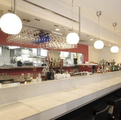 ライブ感を楽しめるカウンター席をご用意しております◎目の前で料理が仕上げられていく様子や、石窯でピッツァが焼き上がる臨場感を満喫できます。お一人様や少人数でのご利用に最適で、ワインを片手にお食事を楽しみながら、ゆったりとした贅沢な時間をお過ごしください。デートや記念日にもおすすめです。