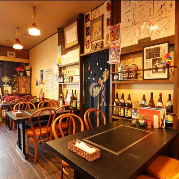 4名掛けを中心とするテーブル席は、一人で気軽に立ち寄れるカウンター感覚の利用から、10名前後の宴会まで対応。程よい距離感で過ごせるため、友人や同僚との食事にも好評です。日常使いに便利で、アットホームながら居心地の良い雰囲気が広がります。