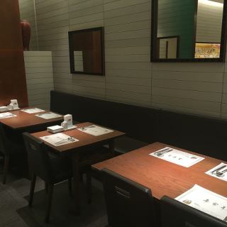 2名様用のテーブルもございます。落ち着いた雰囲気で韓国料理をお楽しみいただけます。