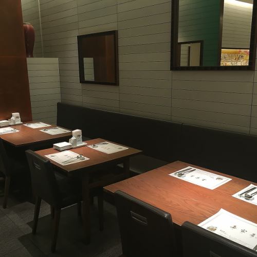 2名様用のテーブルもございます。落ち着いた雰囲気で韓国料理をお楽しみいただけます。