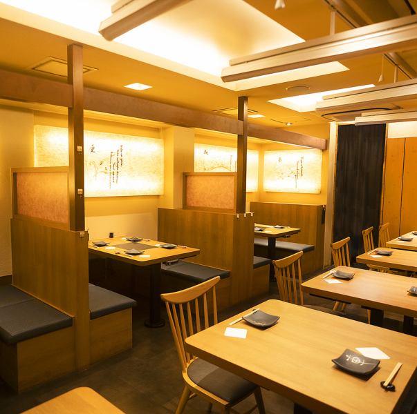 【 30・40名貸切・宴会予約受付 】3階にある宴会スペース。40名様まで収容可能。(要予約）会社宴会に非常にオススメのお席。大阪駅・梅田駅から徒歩3分とアクセスが良く、東通りエリアで便利。大人数での宴会では集合解散に便利な駅近く。絶品の鳥料理をご用意してお待ちしております。