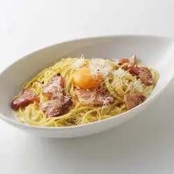 3種チーズの濃厚カルボナーラ