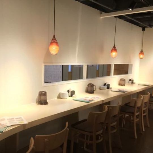 [Counter seats] We have made sure that even those dining alone can dine comfortably.