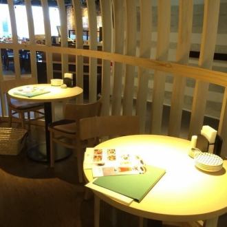 This is a round table type seating for two people.The atmosphere is like a stylish street corner cafe, and anyone can feel free to come in and use it. The baskets for storing your luggage and the immaculately cleaned tables give it a touch of attention to detail.