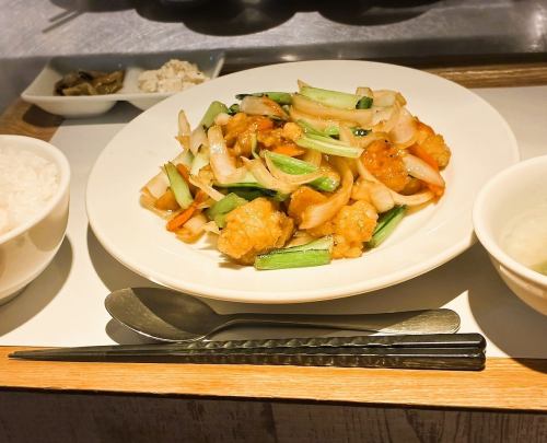 每日午餐特餐【香炒白魚蔬菜（醬油口味）】