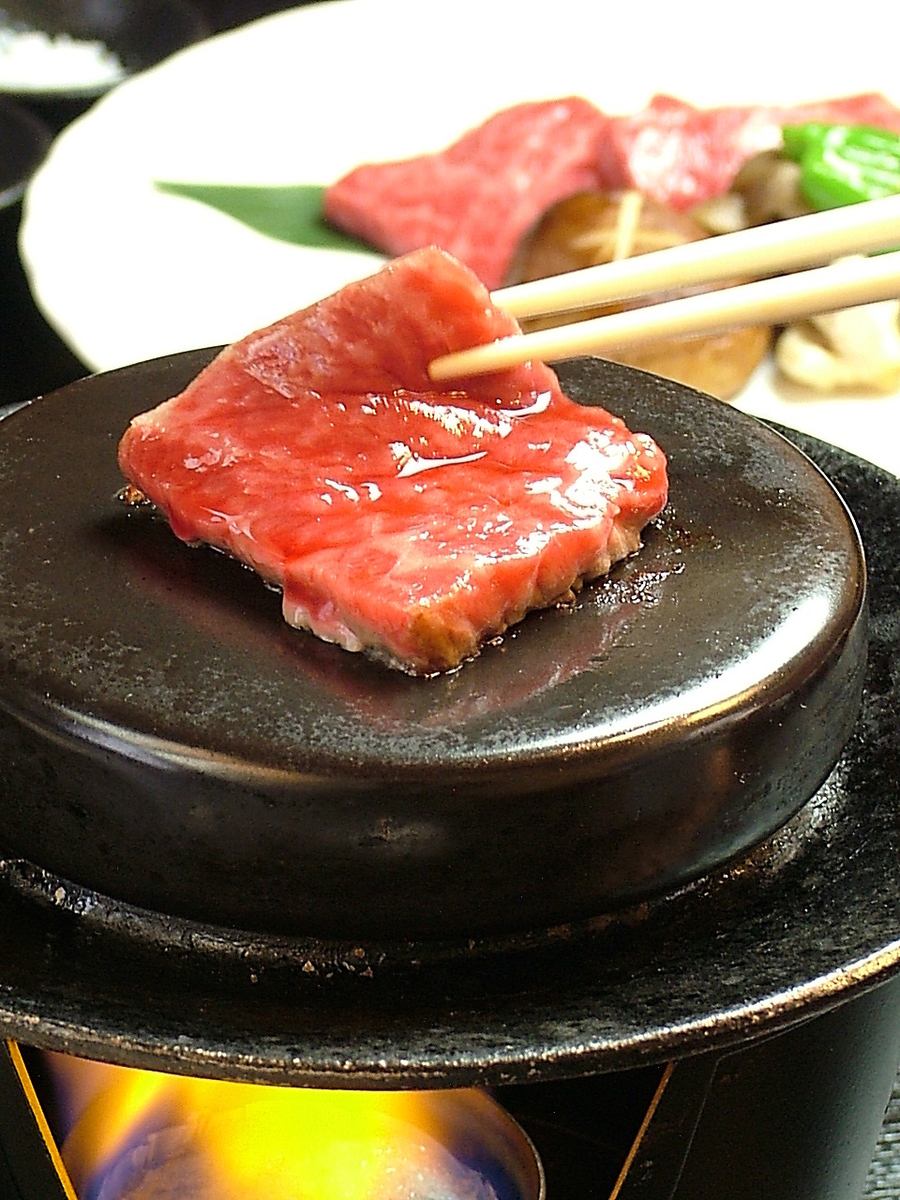Stone-grilled [Uneme Beef] with high quality meat that melts in your mouth