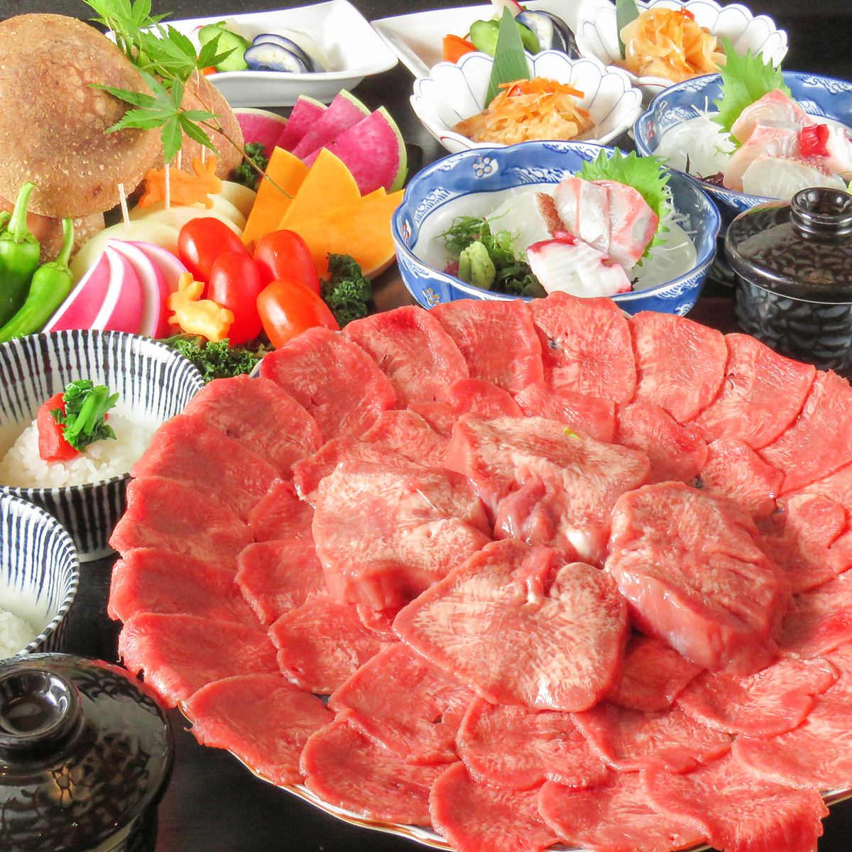 在包房里可以品尝到精美的尼姆牛的套餐5,500日元（含税）～