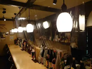 安全第一和冠状病毒对策。用床单隔开,以放松社交距离。吧台座位,即使是一个人也能放松的平静气氛。请享用时令饮品和菜肴。