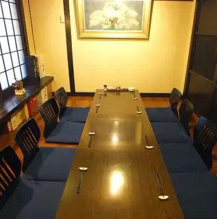 不用担心周围的人而可以享受只有在包间才能享用的美食,一定会留下难忘的回忆。请随时致电我们讨论您的宴会计划。