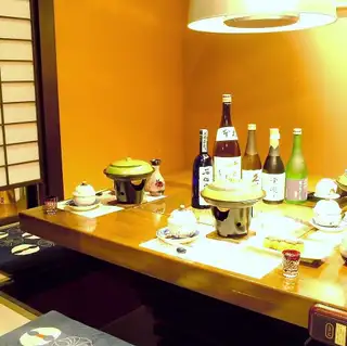 包房内的烤肉,配有福岛黑毛和牛、伊达鸡、川俣斗鸡。房间大小适中,为与志同道合的朋友和家人一起用餐提供了一个安全的空间。建议提早预订!