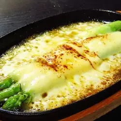 Grilled asparagus with cheese