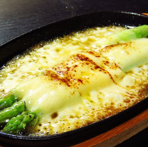 Grilled asparagus with cheese