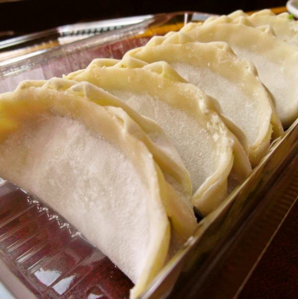 Every Sunday, take-out baked dumplings go to 300 yen → 200 yen! Recommended for souvenirs.The picture is raw dumplings.Raw dumplings are always 200 yen.