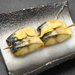 Mackerel skewers with garlic