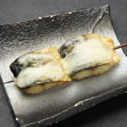 Grilled mackerel skewers with cheese